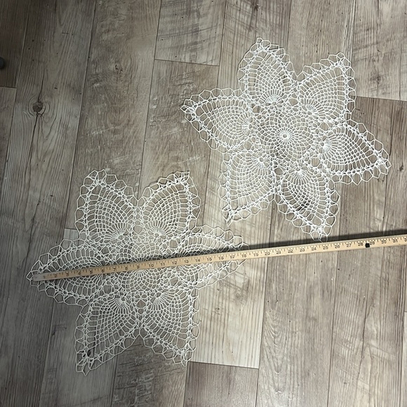 2 Pc VTG Star Starched Doilies - Picture 2 of 6